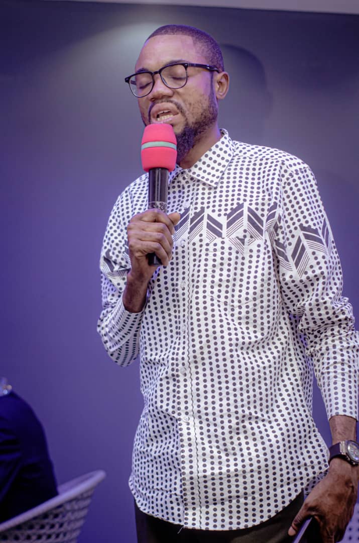 frere-a-chemise-et-micro