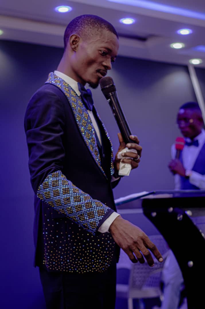 frere-veste-noire-et-micro