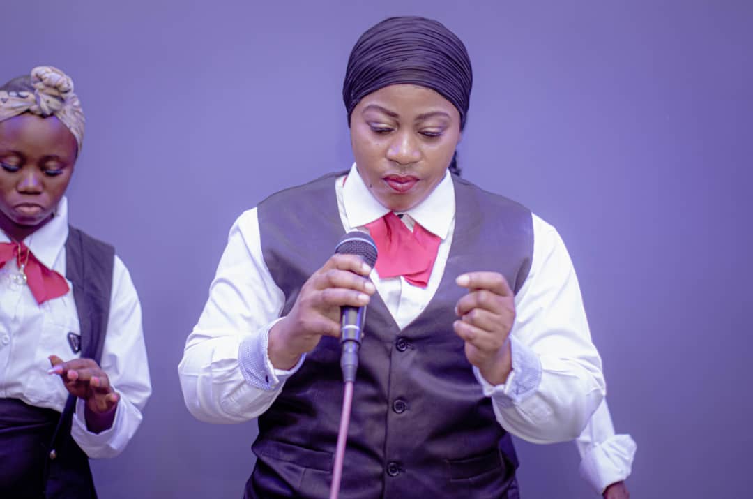 une-soeur-avec-le-micro